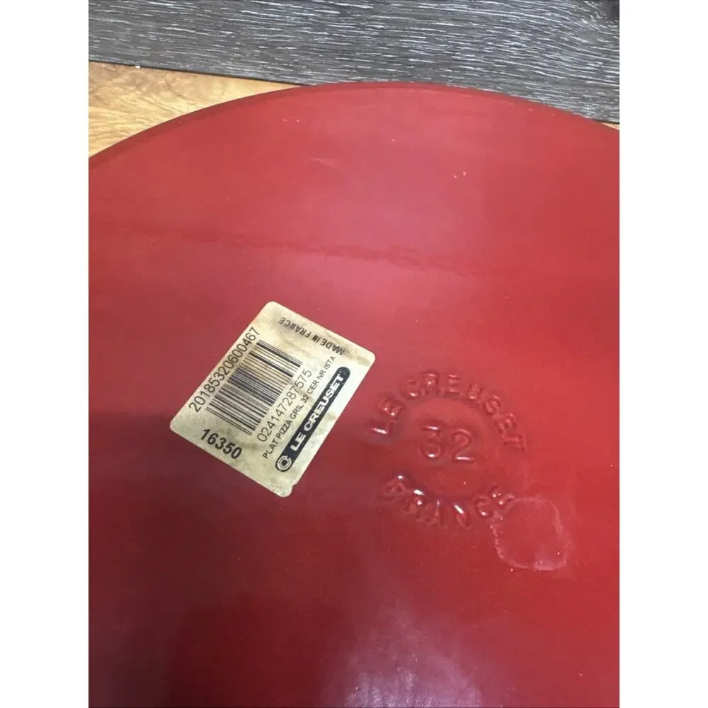 Le Creuset Round Cast Bistro Burgandy Pizza Grill W/ Handles #32